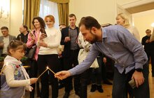Фото 6: Пластуни принесли до мерії Вифлеємський вогонь миру