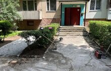 Фото 8: У будинку на вул. Науковій, 26 облаштують три металеві пандуси для людей на кріслах колісних: два уже встановили