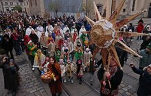 Фото 3: Головний різдвяний дідух вже встановили у Львові (відео)