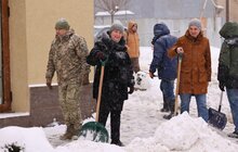 Фото 2: В обідню перерву працівники мерії долучилися до прибирання снігу у Львові (відео)
