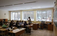 Фото 1: За шкільні парти повернулися учні ліцею, що найбільше постраждав від російських ракет (відео)