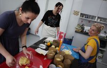 Фото 1: Господині модульного містечка на Сихові спекли паски для українських захисників