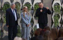 Фото 1: У дворику Ратуші відбулась тепла зустріч з Почесним громадянином Львова Мирославом Мариновичем, яку модерувала Емма Антонюк