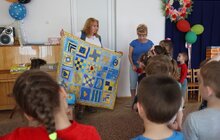 Фото 1: Всесвітньовідома німецька мисткиня передала вихованцям Львівського Центру підтримки дітей авторські патріотичні ковдри