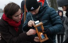 Фото 6: Вифлеємський вогонь миру першими отримали рідні полеглих захисників України на Личаківському цвинтарі