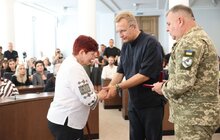 Фото 8: В День пам’яті полеглих воїнів у Львові 35 захисників посмертно нагородили «Почесним знаком Святого Юрія» (фото/​відео)