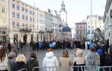 Фото 3: У День спротиву окупації Криму в центрі Львова підняли кримськотатарський прапор (відео)