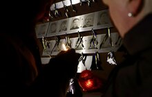 Фото 4: У Львові вшанували Героїв Небесної Сотні: на меморіалі палили ватру та співали українські пісні разом із пластунами (фото/відео)