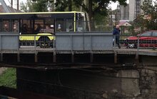 Фото 1: Аварійний міст на вул. О. Ковча потребує негайного ремонту (відео)