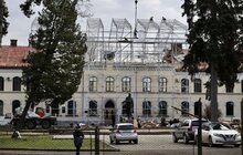 Фото 1: Пошкоджений російським «шахедом» корпус університету в Дублянах накривають тимчасовим куполом (відео)