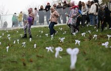 Фото 6: Ангели пам'яті: школярі принесли на Меморіал Героїв Небесної Сотні саморобних ангеликів (відео)