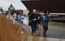 Фото 12: Ангели пам'яті: школярі принесли на Меморіал Героїв Небесної Сотні саморобних ангеликів (відео)