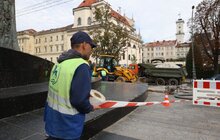 Фото 1: Ліквідація пориву на магістральному водопроводі на пр. Свободи триватиме до кінця дня: працюють водовозки