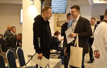 Фото 2: Учасники конференції «Угода мерів» у Львові оплесками подякували Президенту за те, що він не підписав закон 5655