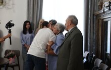 Фото 5: Переживши обстріл, пара вирішила заручитись у Ратуші (відео)
