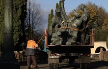 Фото 11: У Львові з Пагорбу слави демонтували три радянські пам’ятники: скульптури поповнять експозицію музею «Територія терору» (відео)