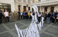 Фото 1: У Львові вшанували пам’ять дітей, які загинули від збройної агресії росії: в центрі міста розвісили символічних ангелів