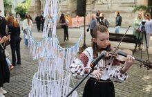 Фото 7: У Львові вшанували пам’ять дітей, які загинули від збройної агресії росії: в центрі міста розвісили символічних ангелів