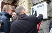 Фото 8: На фасадах львівських будинків встановили три інформаційні таблиці юристам-міжнародникам