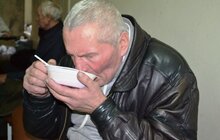 Фото 2: Для львівських бездомних влаштували благодійну вечерю
