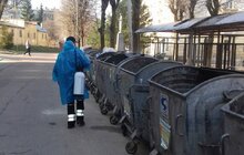 Фото 21: Комунальні служби продовжують дезінфікувати місто: миють вулиці, тротуари, зупинки транспорту, сходові клітки будинків