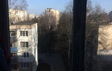 Фото 3: На вул. Науковій замінюють вікна на сходових клітках у житлових будинках, які були пошкоджені внаслідок обстрілу 15 лютого