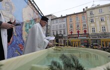 Фото 19: Впродовж дня охочі можуть набрати свяченої води з резервуару на площі Ринок