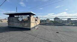 У будинку на вул. Хоткевича, 56, який найбільше постраждав від ракетного обстрілу, відремонтували дах, вікна і монтують ліфти