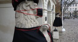 У Львові відзначають День студента: левів біля Ратуші одягли у мантії