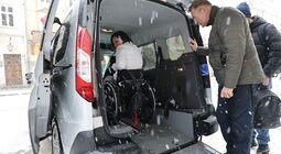 У Львові запускають таксі для людей, які користуються кріслами колісними (відео)