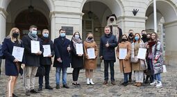 У Львові відзначають День студента: левів біля Ратуші одягли у мантії