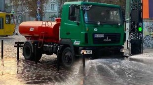 У Львові через спеку поливають дороги й трамвайні колії