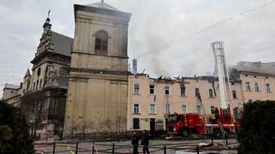 Постраждала будівля в центрі Львова внаслідок ворожого обстрілу у березні