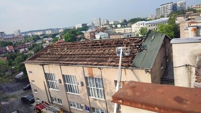 пошкоджений дах будівлі Шевченківської районної адміністрації після сьогоднішньої негоди