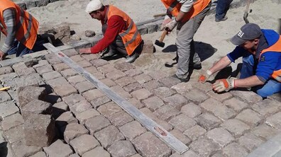 Фото: Капітальний ремонт вул. Лисенка: усі комунікації замінені, підрядна організація стелить дорожнє покриття