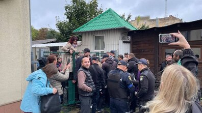 Фото: На вул. Старій демонтують самовільно встановлену огорожу, що перешкоджає руху