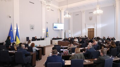 Депутати у сесійній залі під час розгляду питань