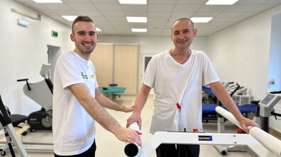 Фото: У центрі UNBROKEN допомогли відновитись 46-річному захиснику, якому уламок ворожого снаряду влучив у серце