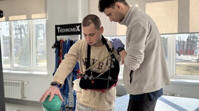 Фото: Лише за день ледь тричі не загинув: у центрі UNBROKEN лікують воїна, який дивом вижив