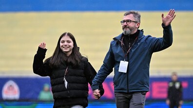Фото: Яна Степаненко виконала перший символічний удар у футбольному матчі «Шахтар» – «Зоря» (відео)
