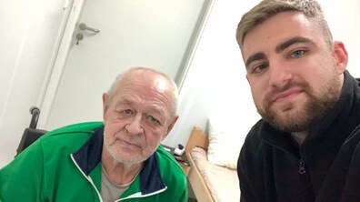 на фото пан Олександр із соціальним працівником