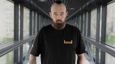 Фото: У центрі НЕЗЛАМНІ встановили протез волонтеру, який виготовляє «бандеромобілі» на фронт