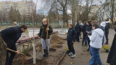 Фото: Озеленення для 46 ліцею: у Львові відкрили сезон висадок