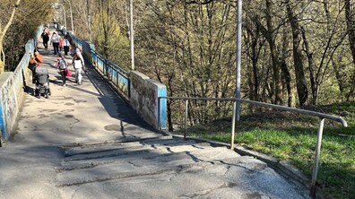 Фото: На вул. Шафарика відремонтують пішохідний міст для безбар’єрного доступу до школи та садочка поблизу