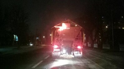 Фото: Ірина Маруняк: «На дорогах Львова ожеледиця: на лінії виїхало 27 піскосіїв»