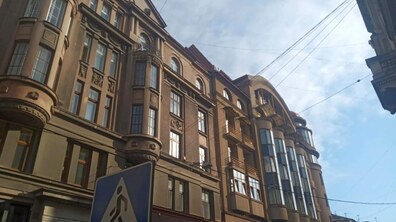 Фото: З будинку на вул. Валовій промислові альпіністи зняли аварійні відшарування штукатурки (відео)
