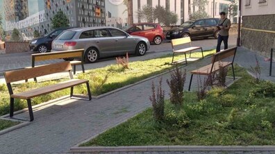 Фото: На вулиці Б. Хмельницького встановили лавочки та велопарковки 