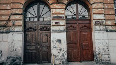 Фото: У Львові відреставрували «каретну» браму на вулиці Личаківській