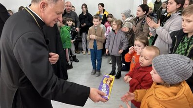 Фото: Архієпископ Мечислав Мокшицький відвідав найбільше модульне містечко та поспілкувався з його мешканцями