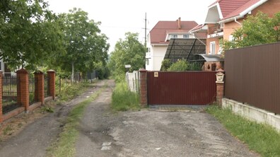 Паркан, що перекриває частину дороги